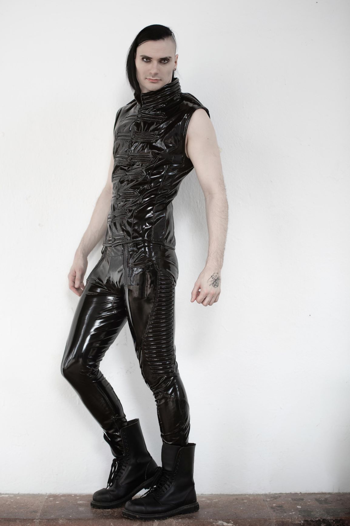 Dandy Pant glossy – black shiny PVC pants with side pleats, full view