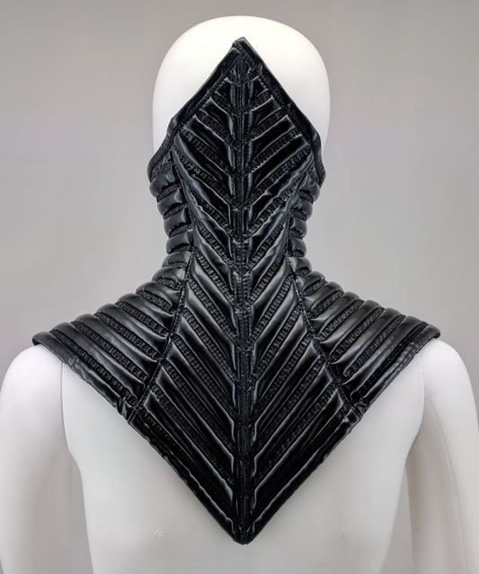 Follar – glänzender schwarzer Patent-Nacken-Harness mit Winkel-Nähten, Ruckseite