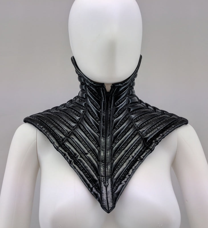 Follar – glossy black patent collar with geometric piping and V-neckline, front
