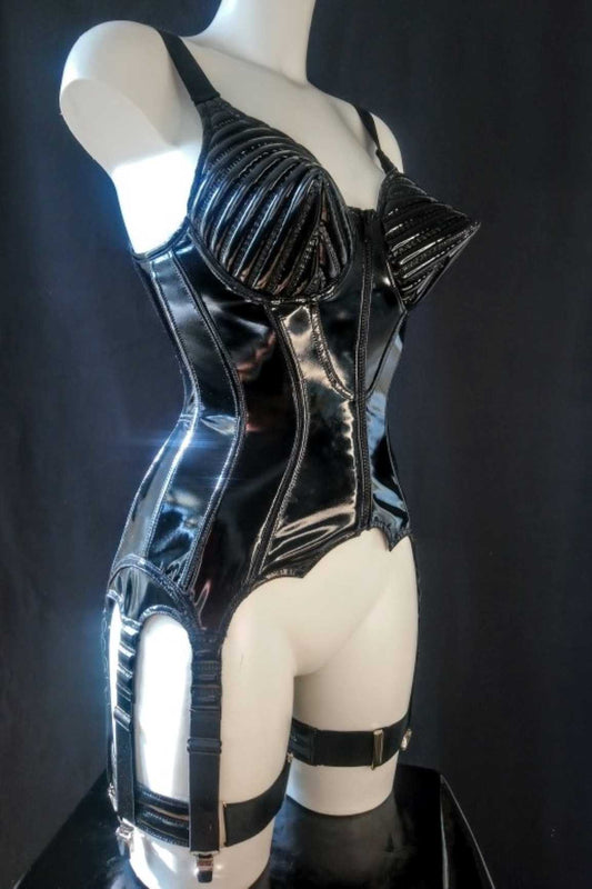 Madonna Torselette – schwarzes Patent-Torselette mit Rückenschnürung, Rückenansicht