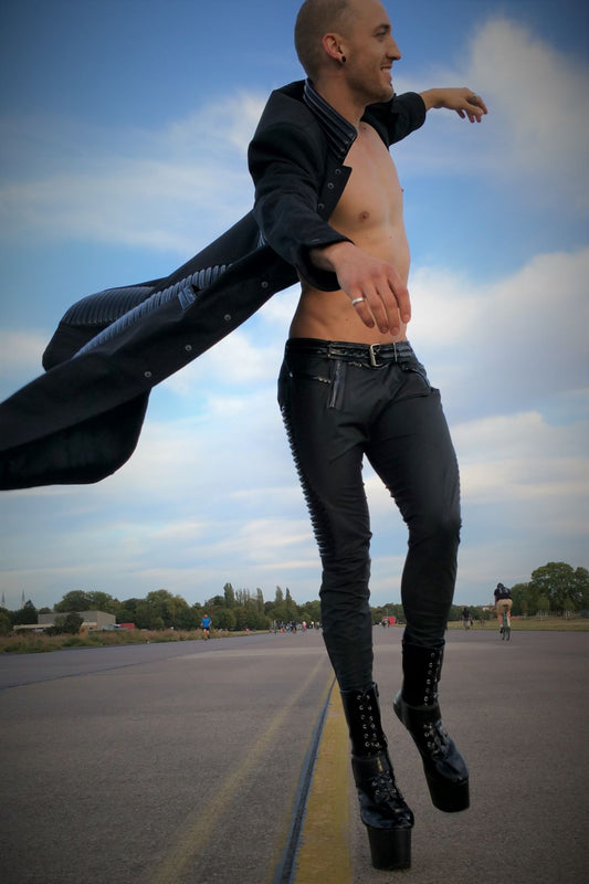 Dandy Pant matte – matte black pants with ribbed stripe pattern, side view with laces