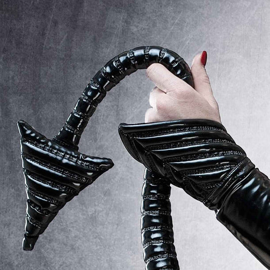 Tail DK – glänzender schwarzer PVC-Schwanz mit metallischen Details, Nahaufnahme