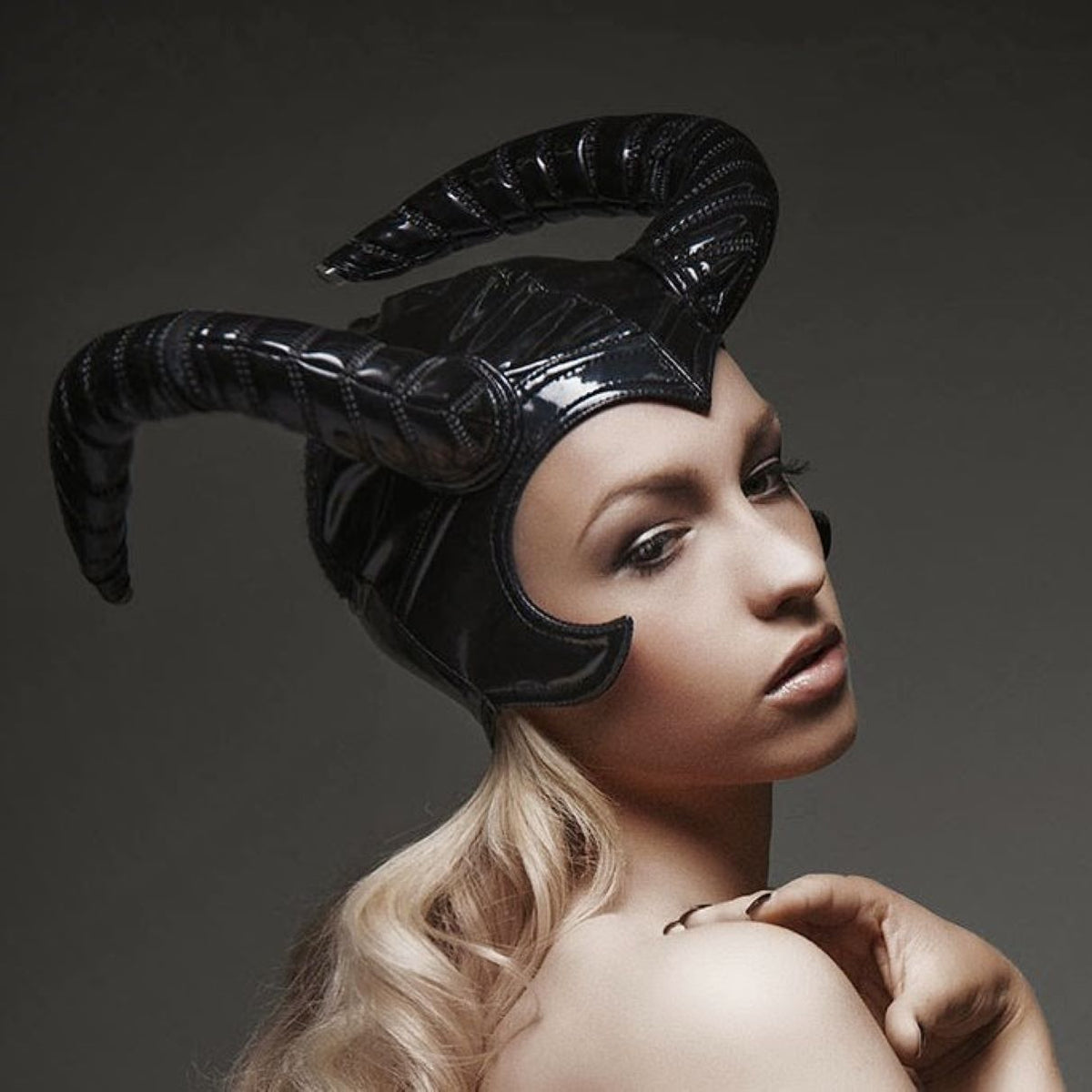 Ibex Hörnermaske aus glänzendem PVC – Masken von Tatjana Warnecke