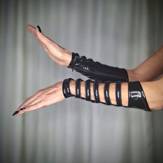 Andromy Handschuh - glänzend schwarzer PVC-Armstulpe mit Multi-Strap-Ausschnittdetail und Manschette, Detailansicht