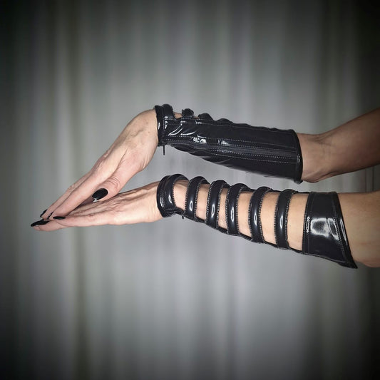 Andromy Handschuh - glänzend schwarzer PVC-Armstulpe mit getragenem Unterarmmanschette und offener Handflächenform, Seitendetail