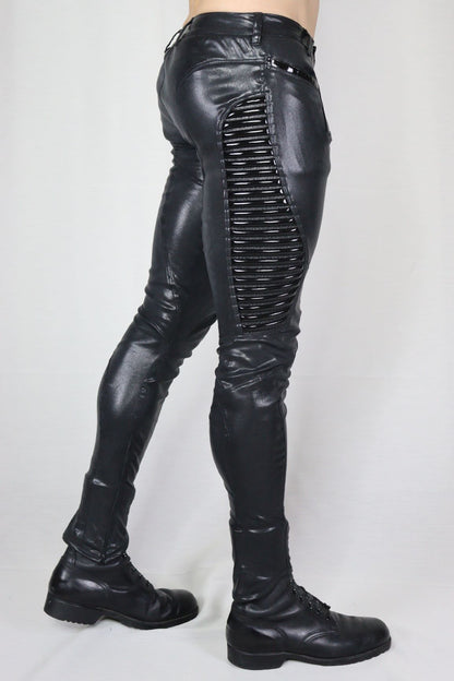 Dandy Hose Kunstleder – Seitenansicht mit geripptem Leiter-Cut-out-Einsatz am Oberschenkel