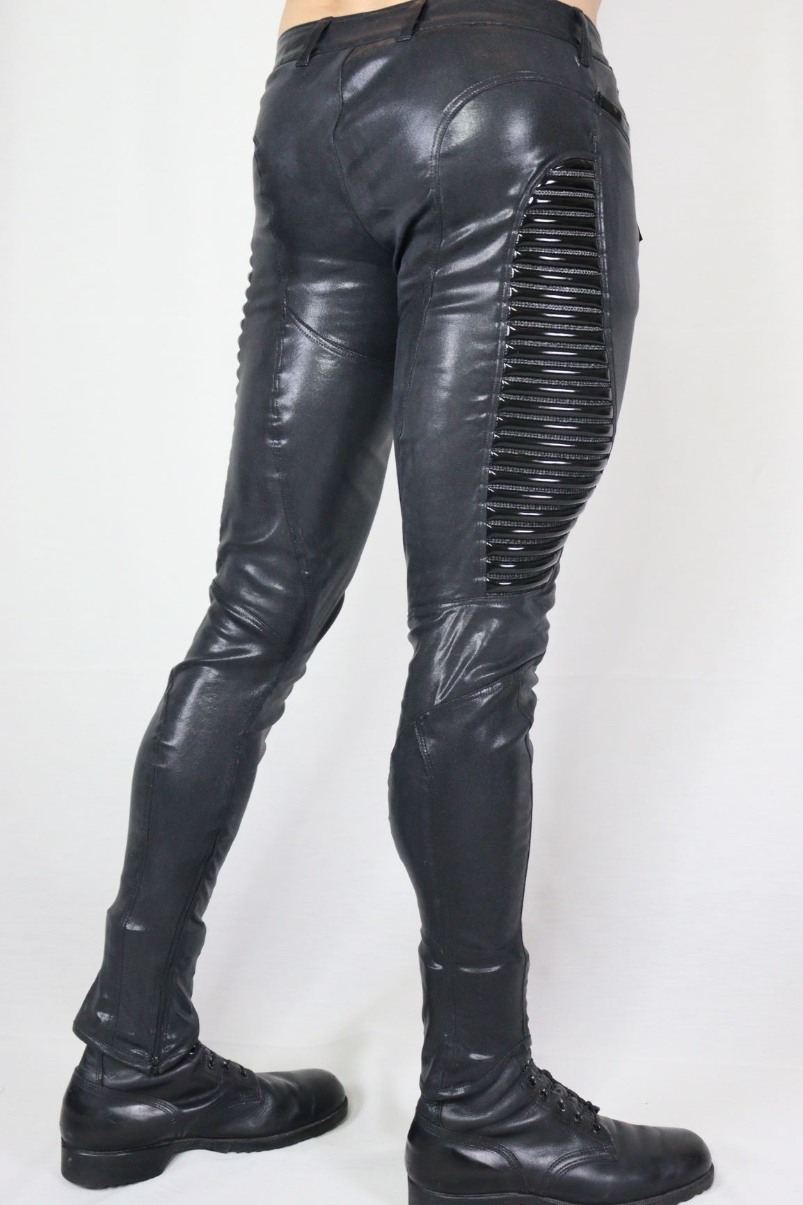 Dandy Pant Kunstleder - glänzende schwarze Kunstleder-Hose mit Rippenpaneele, Vorderansicht