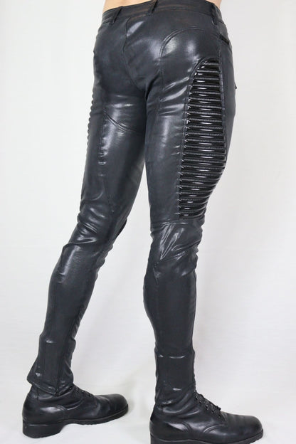 Dandy Pant Kunstleder - glänzende schwarze Kunstleder-Hose mit Rippenpaneele, Vorderansicht