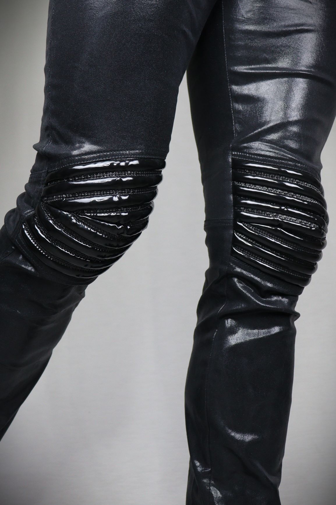Genus Jeans – glossy black patent leather jeans with horizontal thigh strapping, detail view