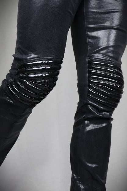 Genus Jeans – glossy black patent leather jeans with horizontal thigh strapping, detail view