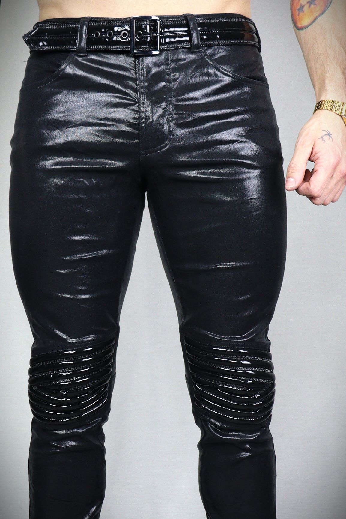 Genus Jeans – black patent jeans with metal buckle waistband detail, front close-up