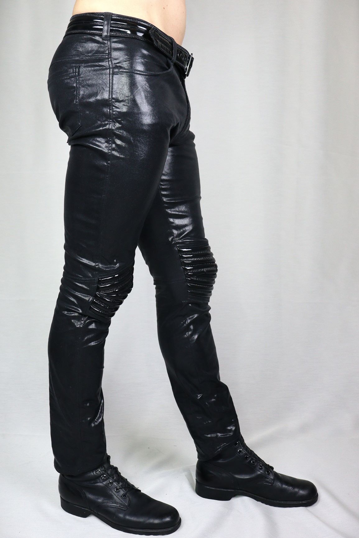 Genus Jeans – glossy black leatherette pants with side-panel lacing detail, side view
