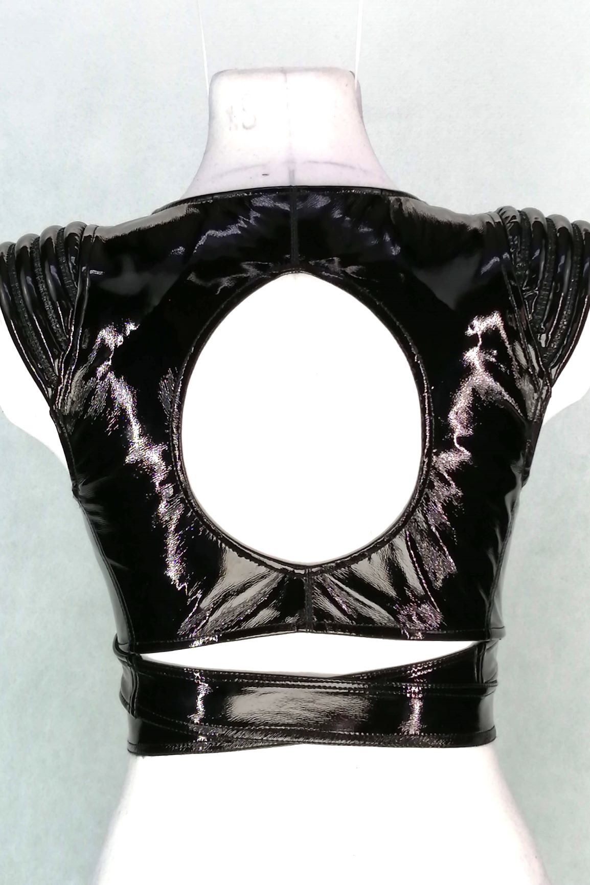 Wrap Bra – glänzendes schwarzes PVC mit offenem Rücken, Rückenansicht