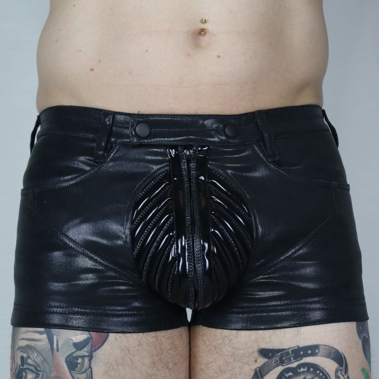 Masculinum Hot Pant – shiny leatherette shorts with pleated front and button closure, side view