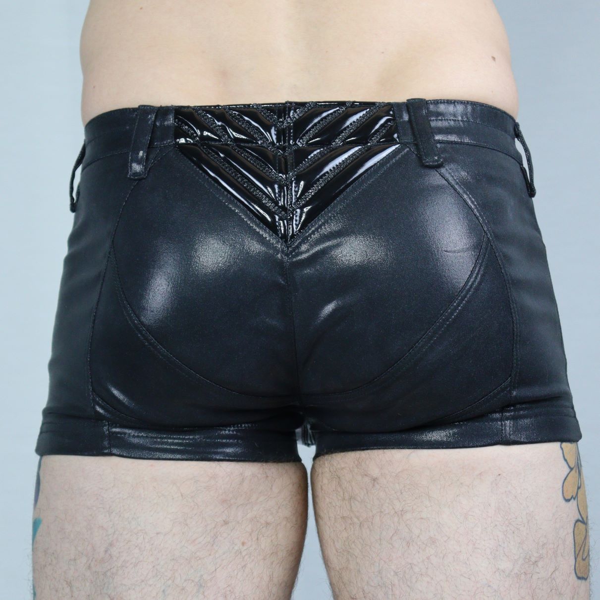 Masculinum Hot Pant – shiny leatherette shorts with ribbed front panel and seaming, back view