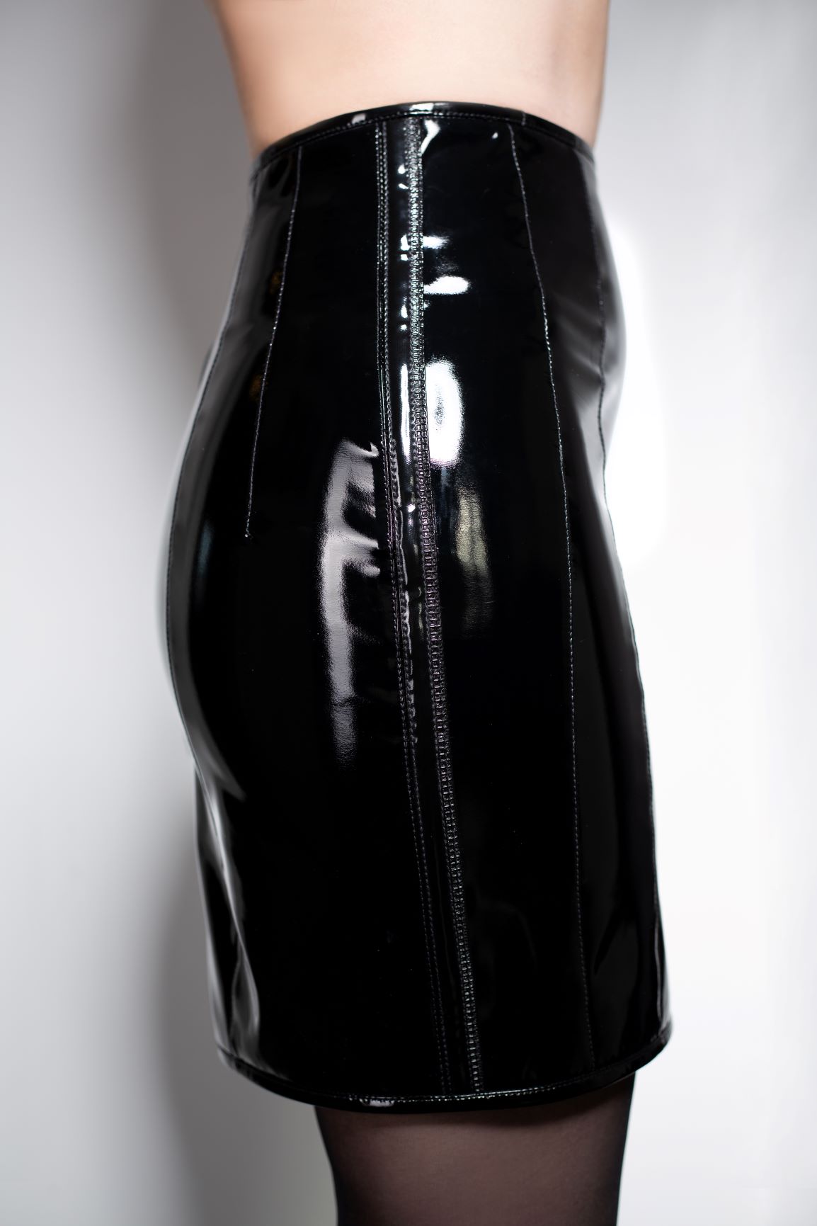 Militant – glänzendes schwarzes Patent-Vinyl-Rock mit Mittels-Reissverschluss, Rückenansicht