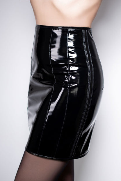 Militant – glänzendes schwarzes Patent-Vinyl-Minirock mit Nahtendetail, Seitenansicht