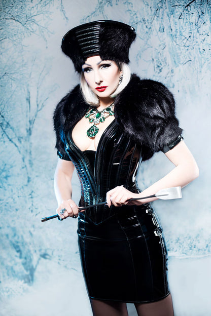 Puff schwarz – glänzend schwarzes PVC-Korsettkleid mit geripptem Panel, pelzbesätz Schultern, Vorderansicht