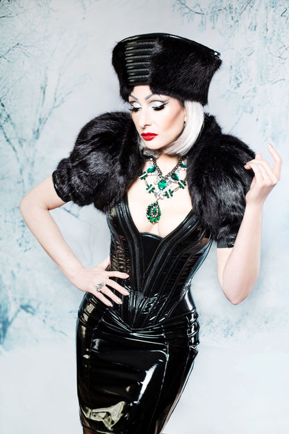 Puff schwarz – glänzend schwarzes PVC-Korsettkleid mit Raffung und Pelzbesatz, Dreiviertansicht
