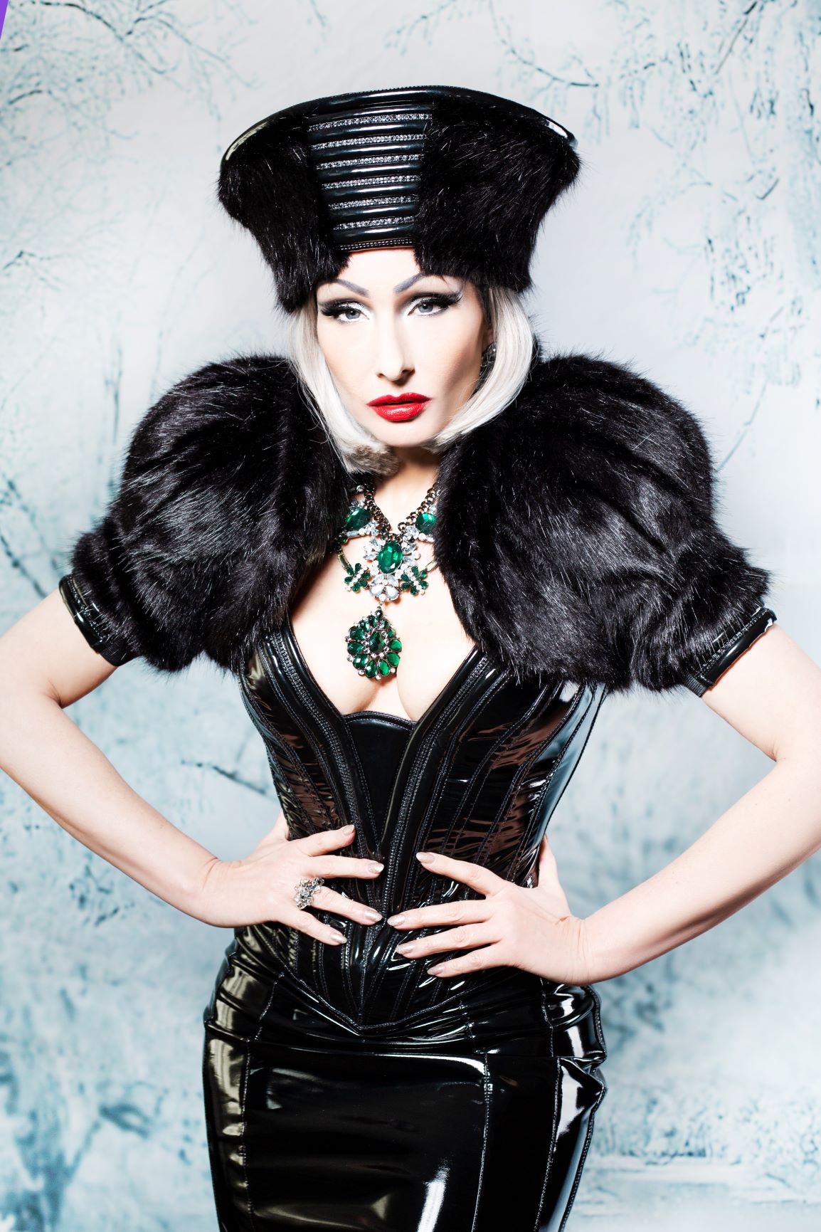 Puff schwarz – glänzend schwarzes PVC-Minikleid mit geripptem Korsett und Pelzbesatz, Vorderansicht