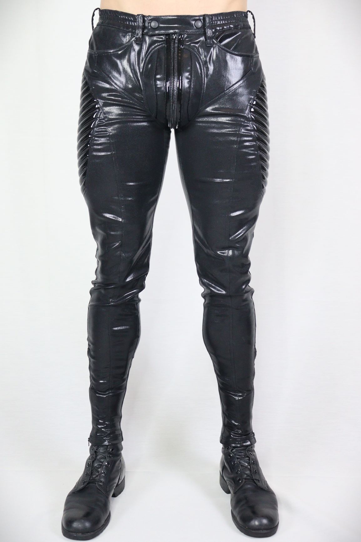 Temoris Leggings Leatherette – glänzendes Schwarz mit Vorderreissverschluss, Vorderansicht