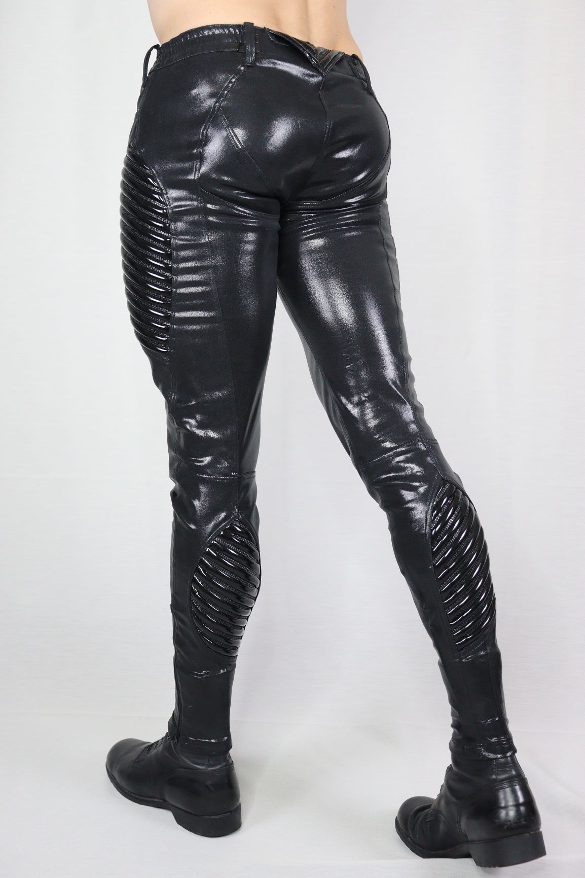 Temoris Leggings – glänzendes schwarzes Leatherette mit Ruching-Panels, Rückenansicht