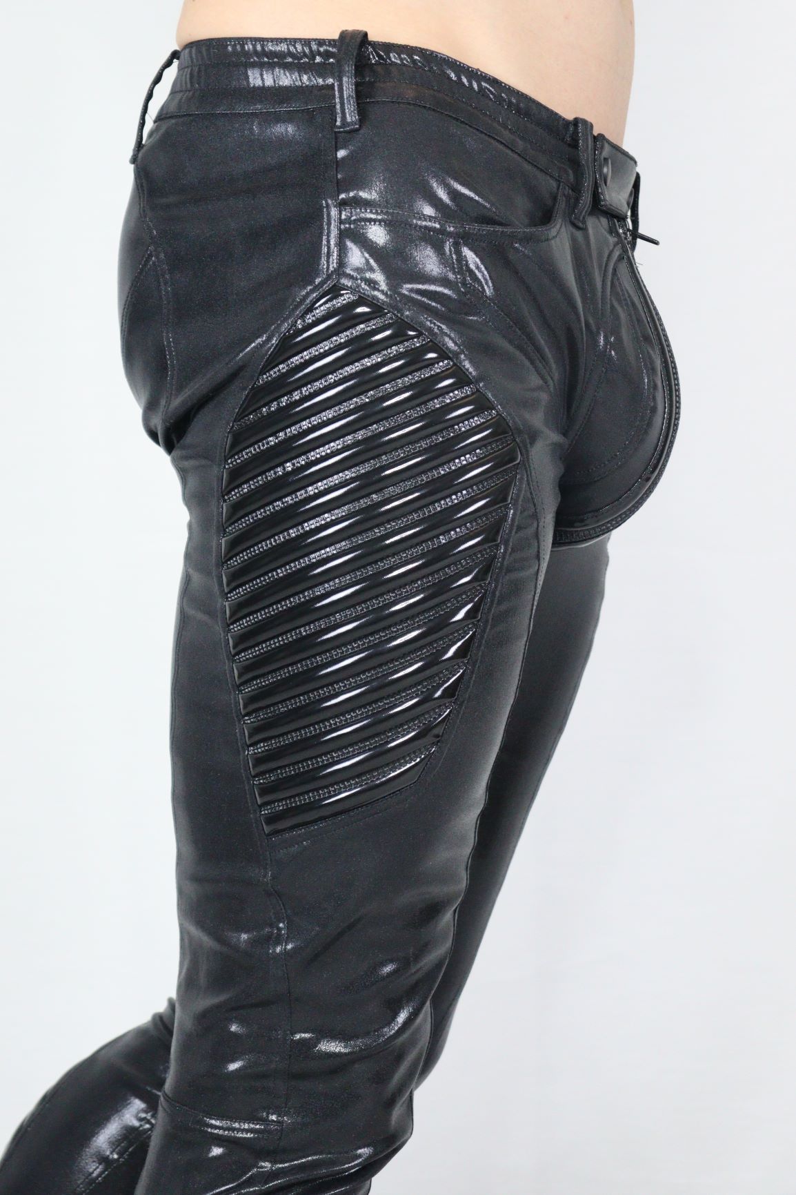 Temoris Leggings – glänzendes schwarzes Leatherette mit Ruching-Details an Hüfte, Seitenansicht