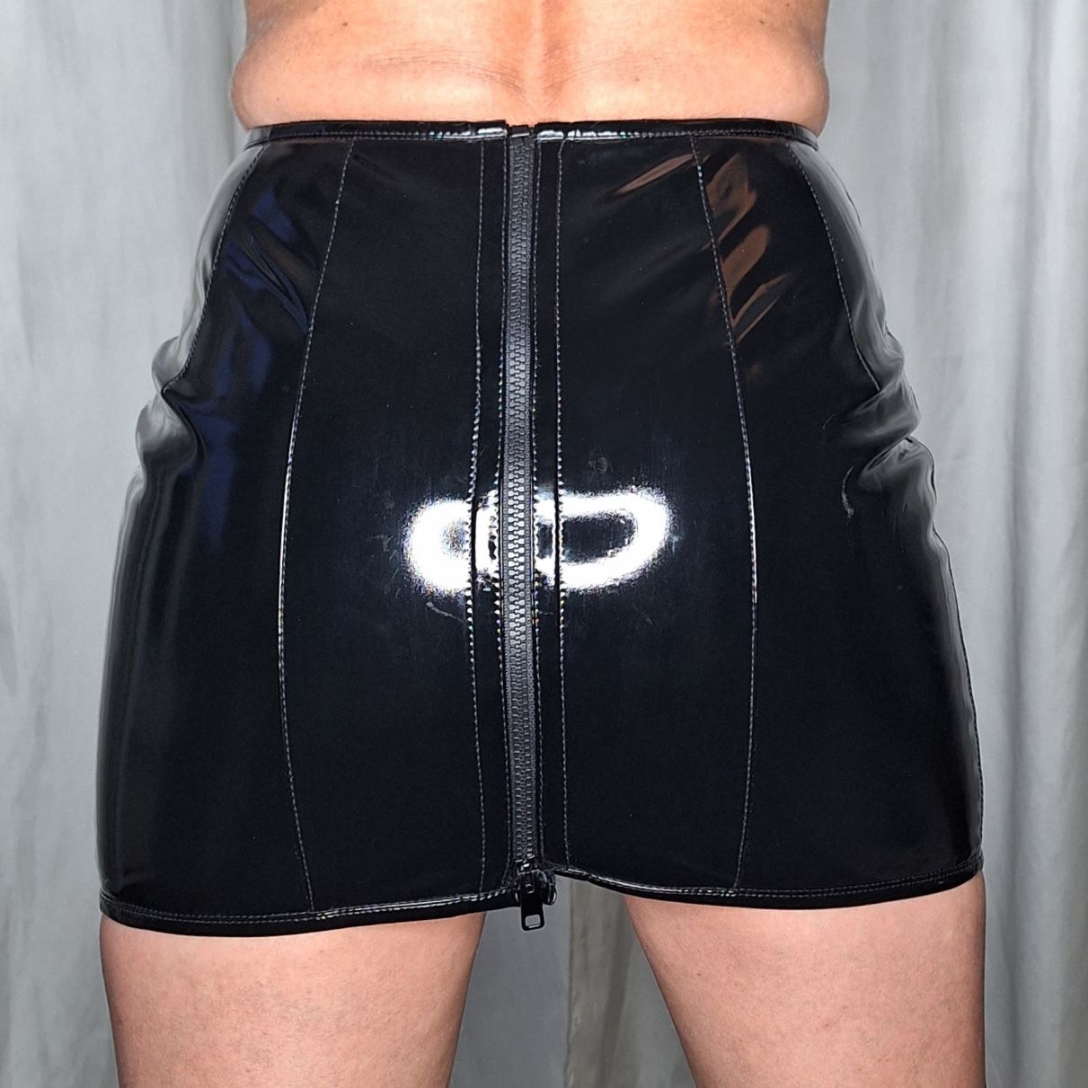 Zar Skirt – glänzendes schwarzes Patent-Minikleid mit Mittelrücken-Reissverschluss, Rückansicht