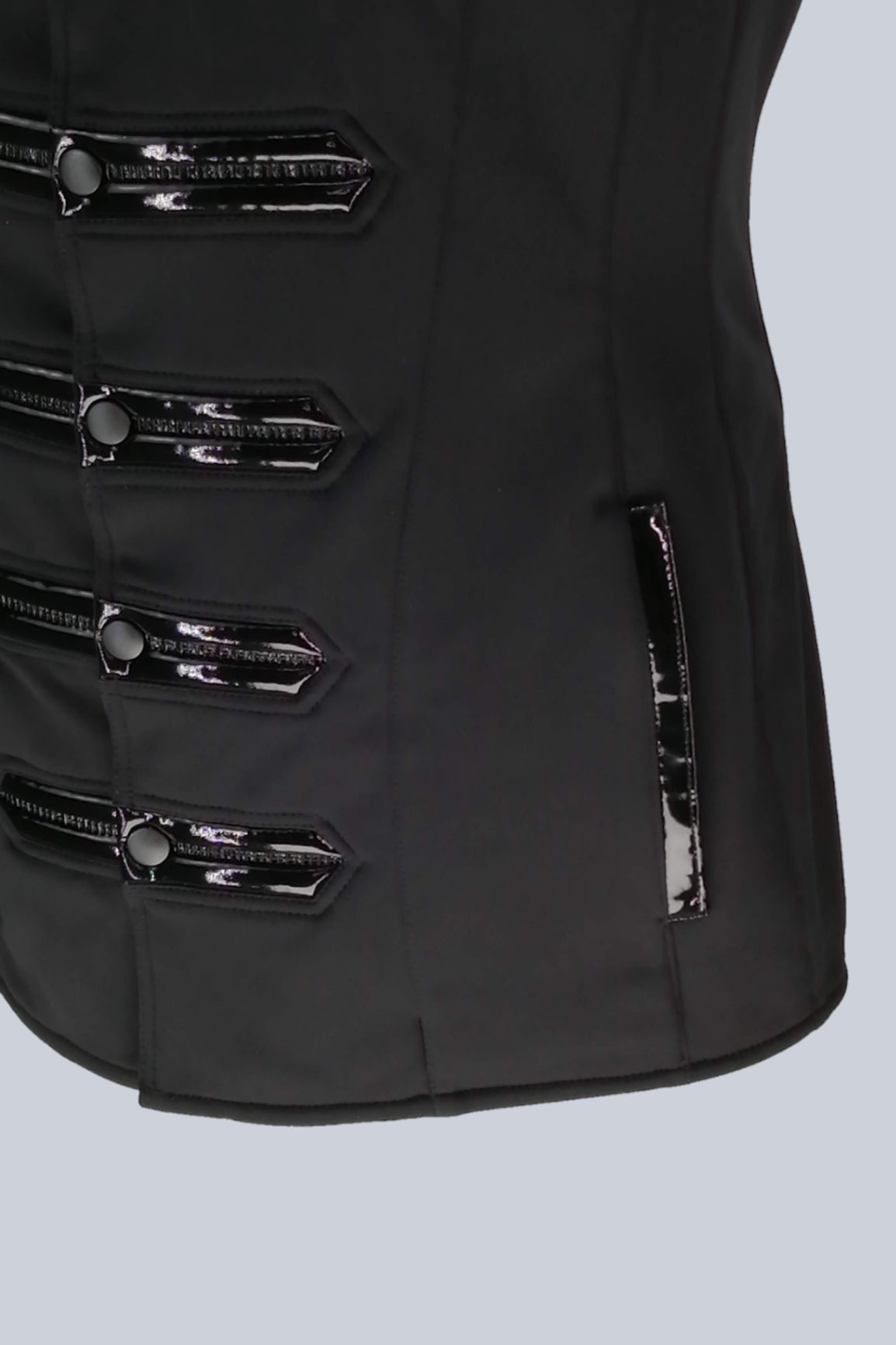 Military Jacket Softshell – glänzende Patentknopf-Details, Nahaufnahme