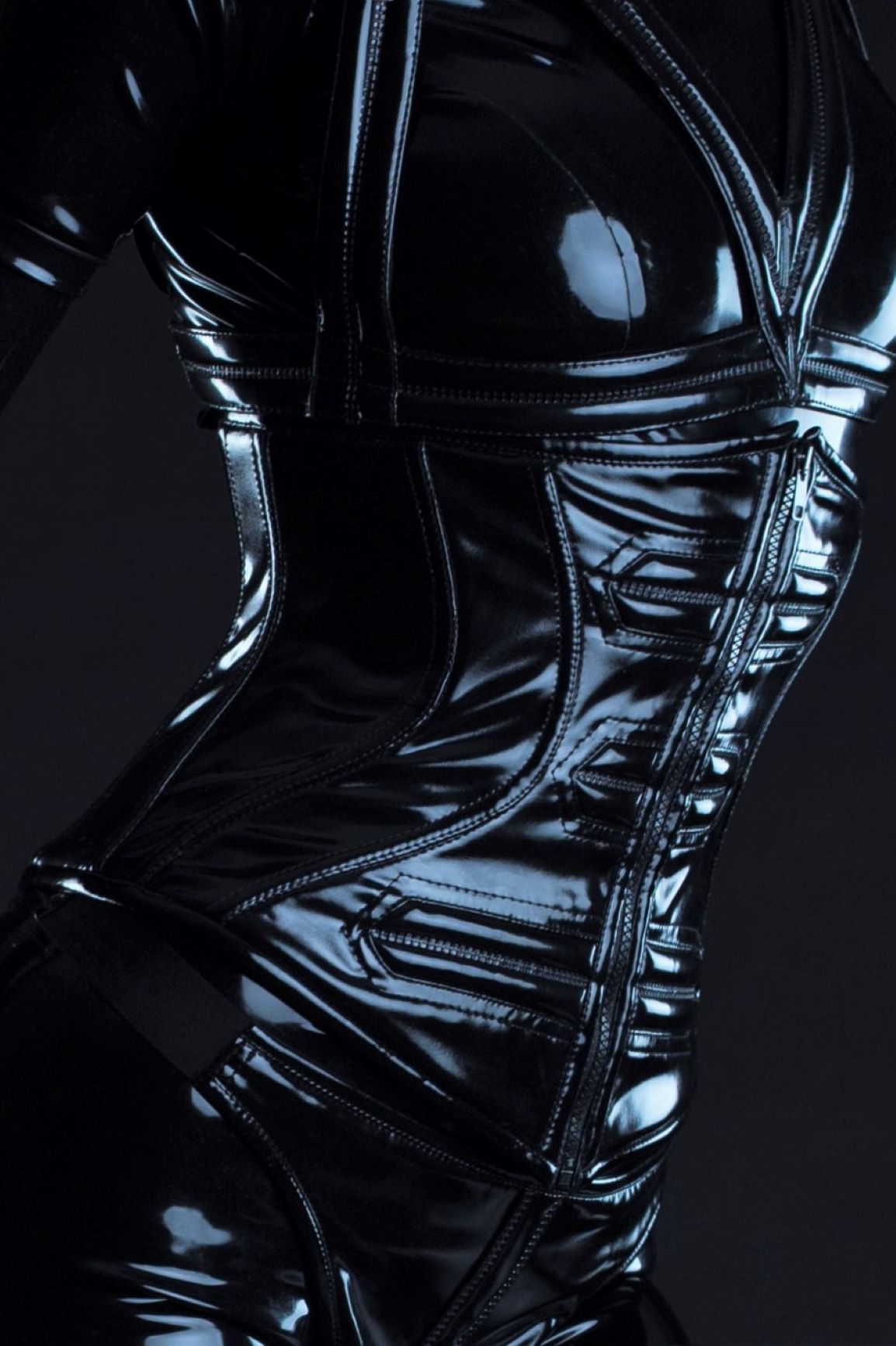 Bodice – glänzendes schwarzes Korsett mit Reissverschluss-Feldern und Nieten, Detail