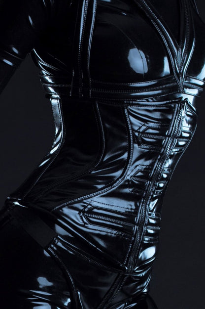 Bodice – glänzendes schwarzes Korsett mit Reissverschluss-Feldern und Nieten, Detail