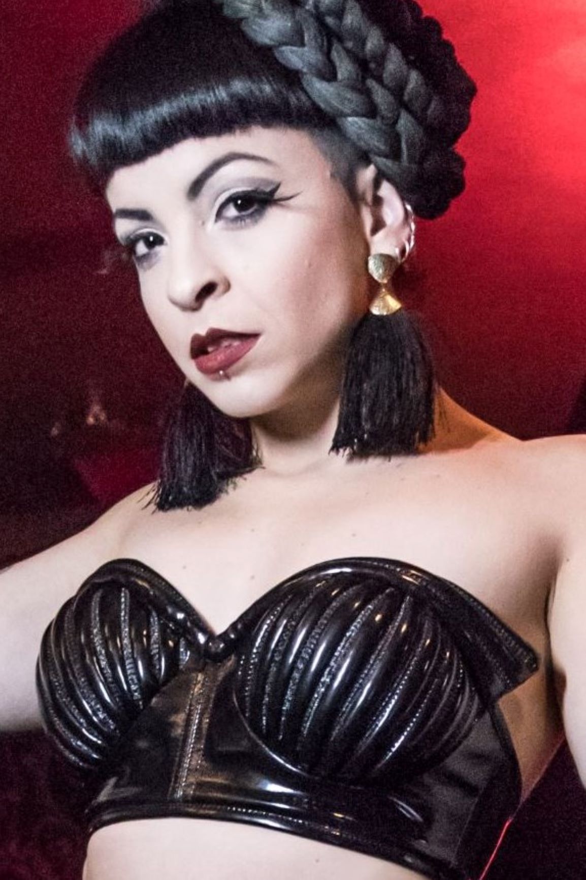 Brassiere – glänzend schwarzer Patent-Leder-Korsett-BH mit Rippen, Profilansicht