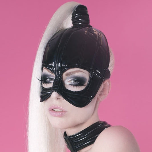 Hair Maske – glänzendes schwarzes PVC-Haube mit geometrischen Augen- und Gesichtsöffnungen, Vorderansicht