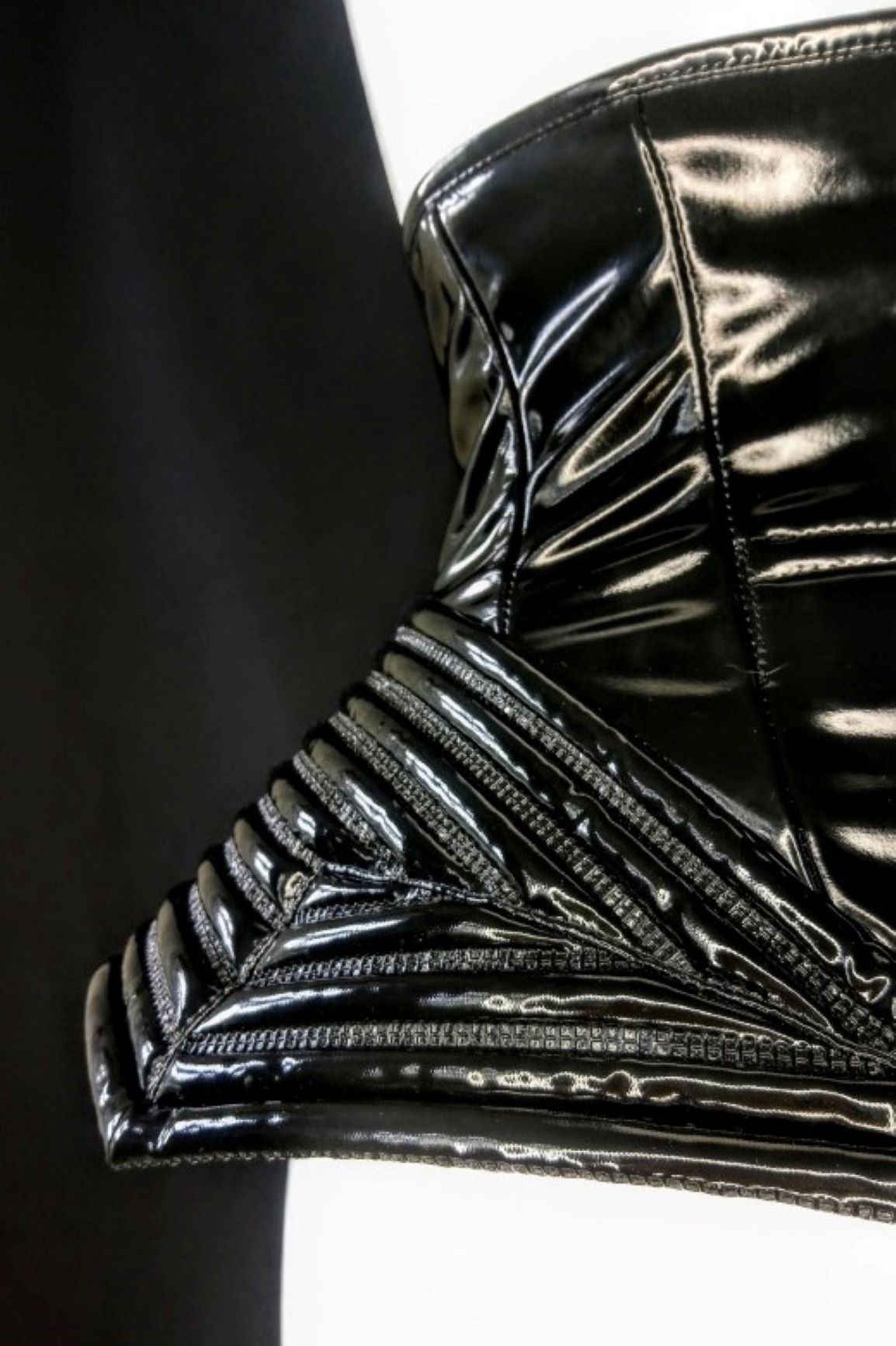 Morsor Extrem – glossy black PVC corset with pleated gathered sides, detail view
