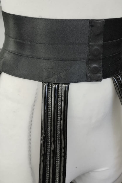 Crinoline – glossy black waistband with ribbed vertical hoop supports, close-up