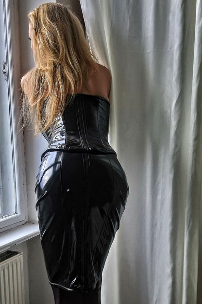 Lady Skirt – glänzendes schwarzes trägerloses Kleid mit strukturalen Nahtdetails, Rückenansicht