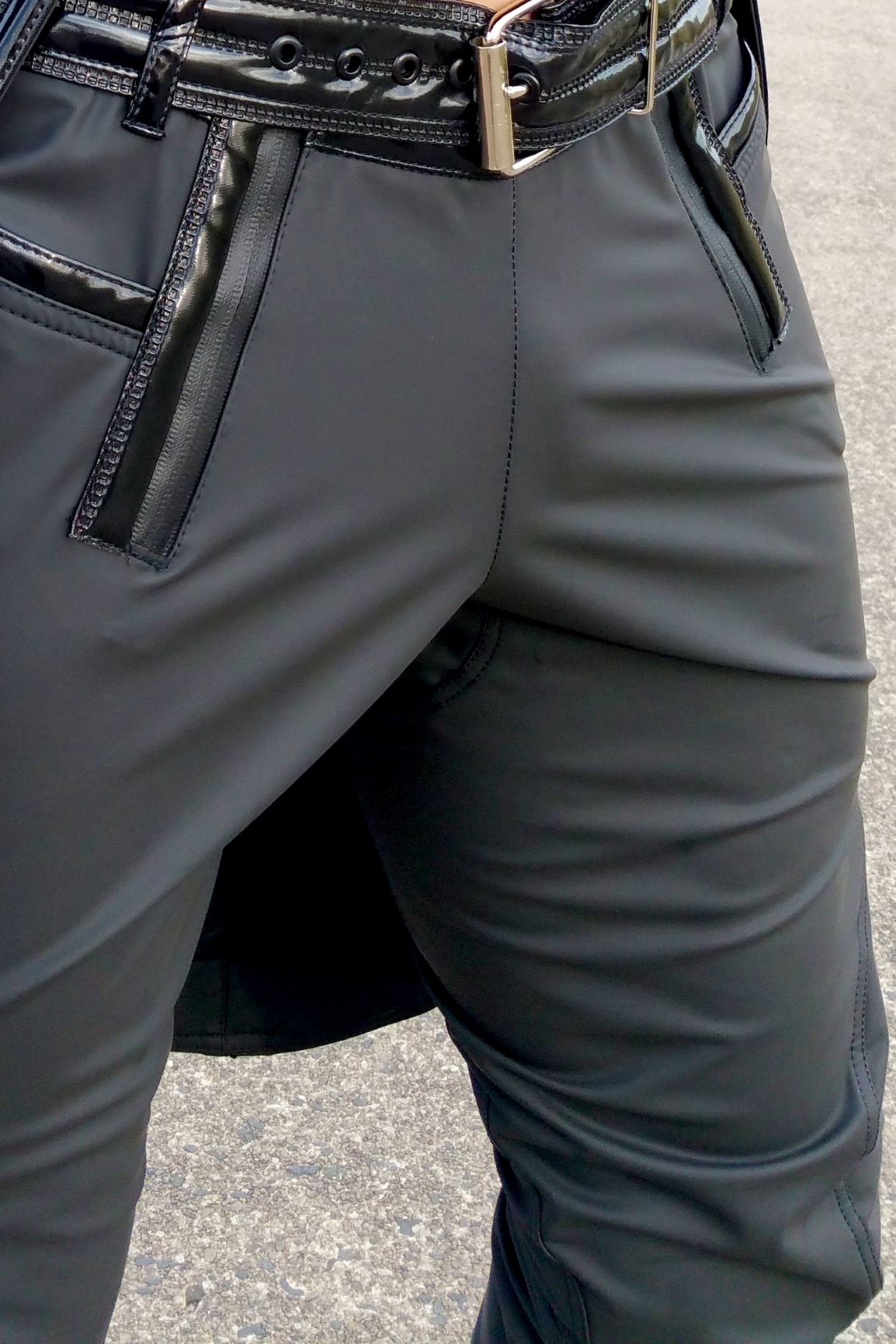 Dandy Pant matte – matte dark charcoal pants with ribbed thigh panels and belt, close-up