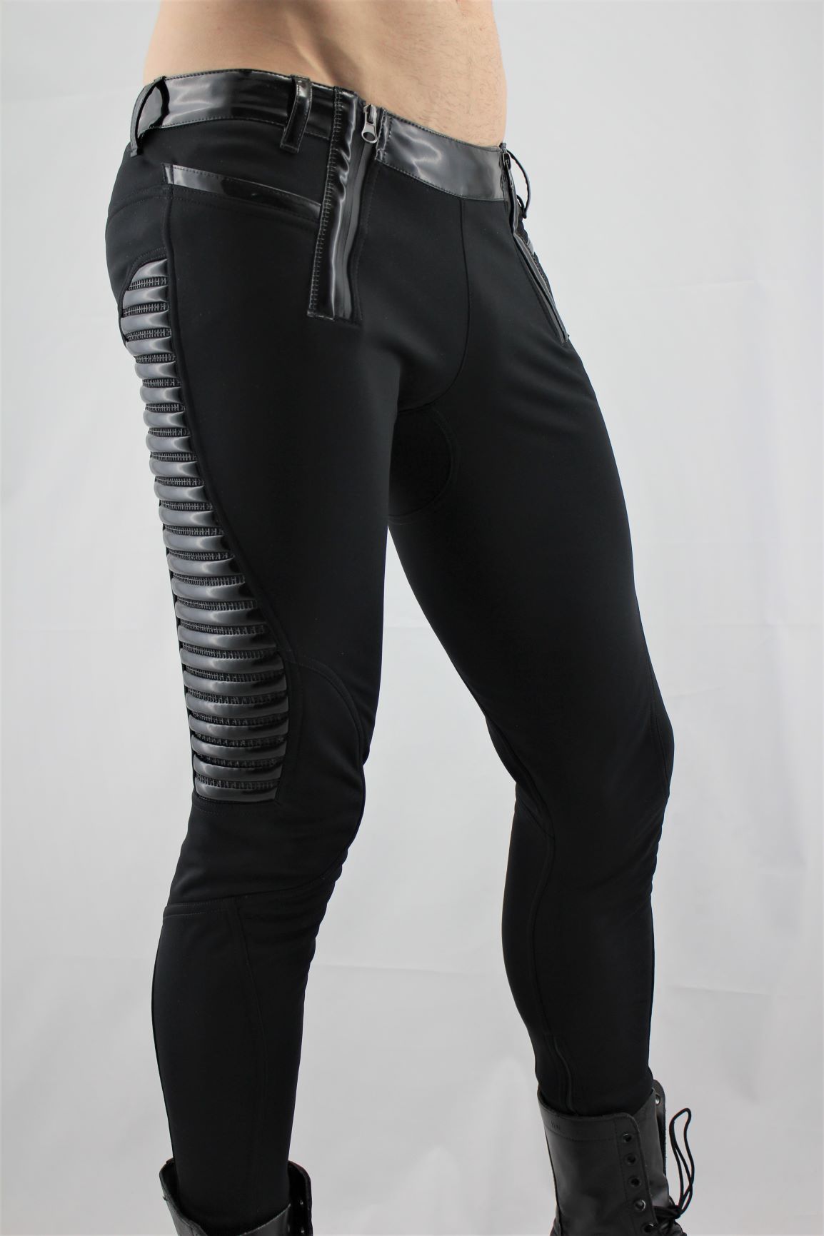 Dandy Pant Softshell – schwarzes Softshell mit glänzend silbernem Rippenpanel, Dreiviertelsansicht