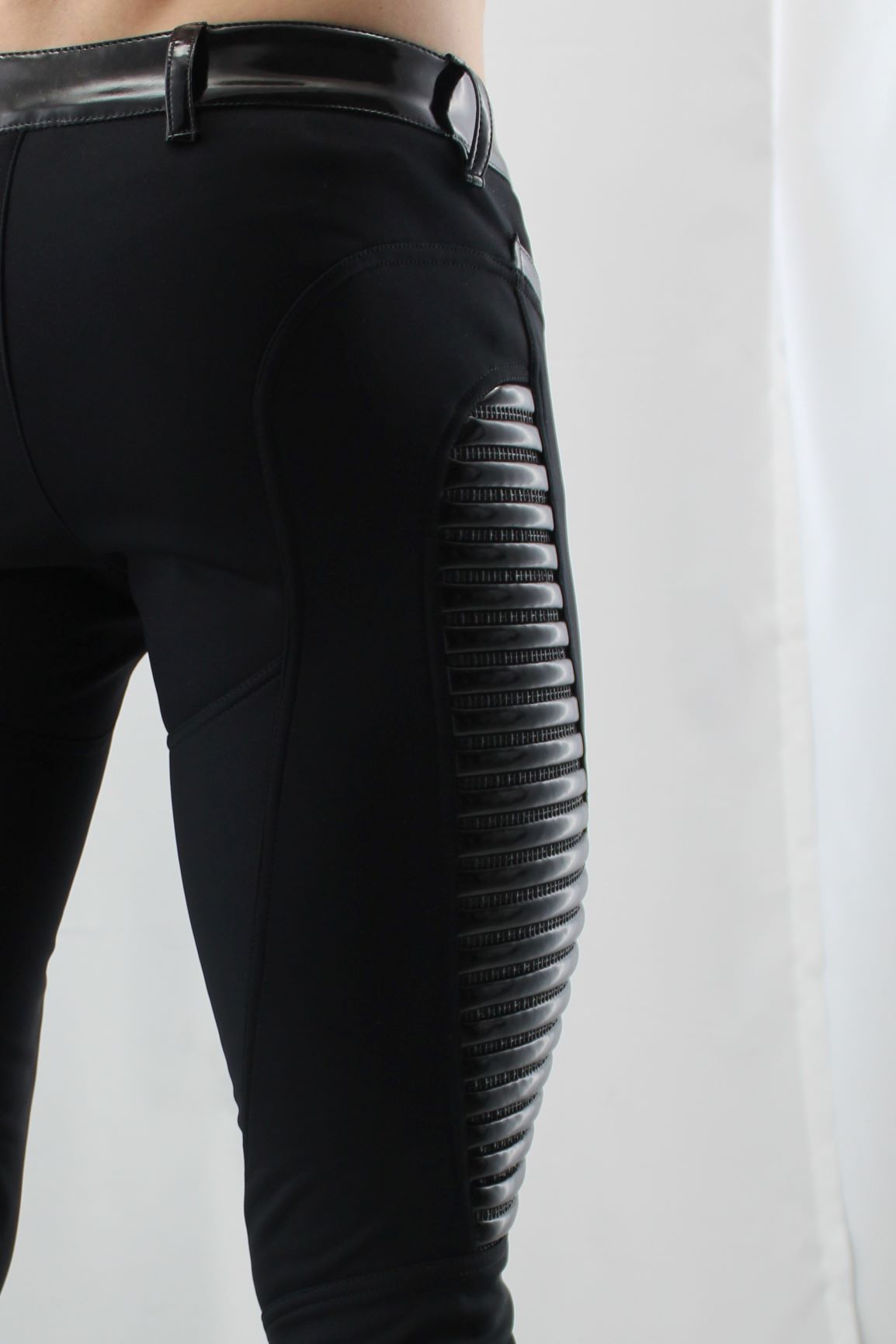 Dandy Pant Softshell – Detail schwarzes Patent-Bund mit glänzendem Rippenpanel, Detailansicht