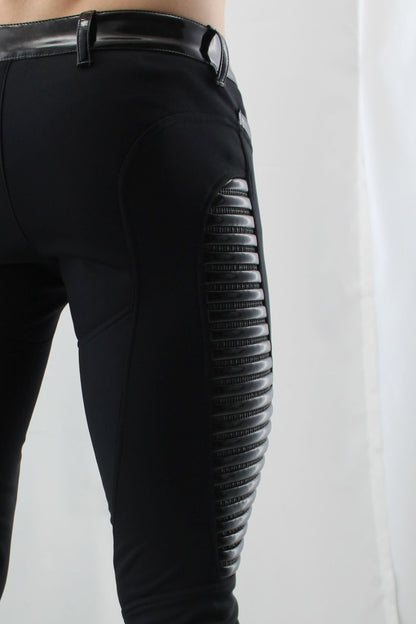 Dandy Pant Softshell – Detail schwarzes Patent-Bund mit glänzendem Rippenpanel, Detailansicht