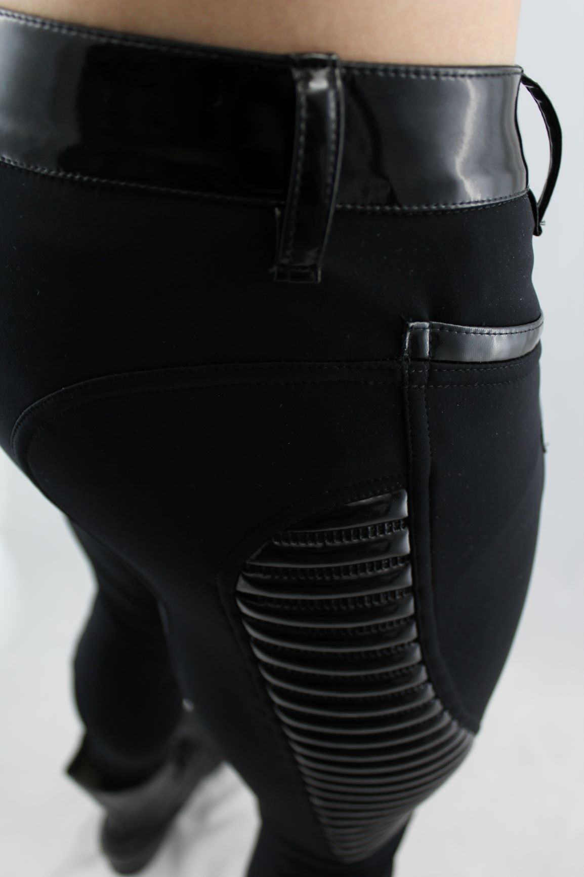 Dandy Pant Softshell – schwarzes Softshell mit glänzenden Patenttaschen und Nietenzier, Vorderansicht