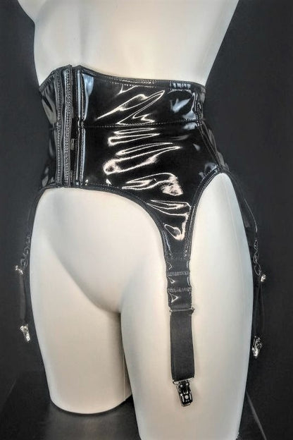 Gärtergürtel – schwarzes Lack-Latex-Korsett mit Schnürung und Metallteilen, Detail