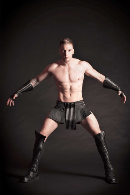 Gladiator – schwarzer glänzender PVC-Rüstungssatz mit gerippten Armmanschetten und Metallstab-Shorts, Vorderansicht