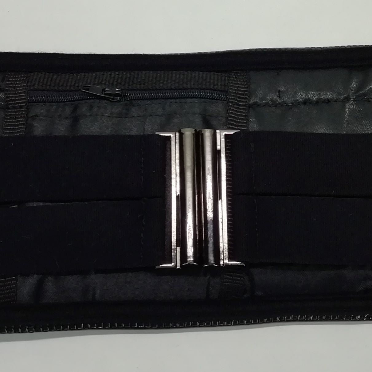 Hamal Gürtel – glänzender schwarzer Hüftgürtel mit Metallschnalle und Strassbändern, Detail