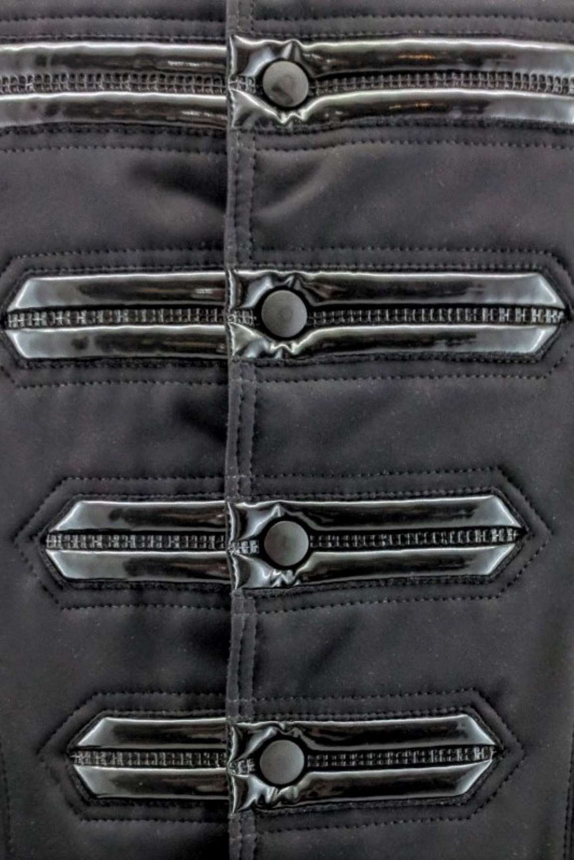 Hektor Softshell – metal buckle and leather detail with ribbed trim, close-up view
