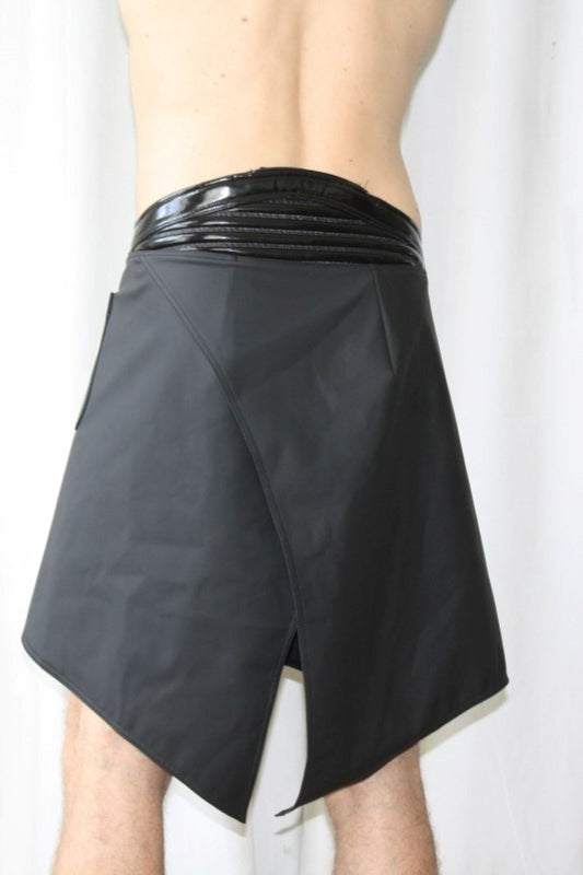 Kilt – schwarzer matter PVC-Rock mit glänzendem Lacklederbündchen und asymmetrischer Säume, Rückansicht