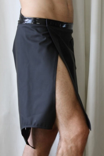 Kilt – matter schwarzer PVC-Rock mit glänzendem Lacklederbündchen und hohem Seitenschlitz, Seitenansicht