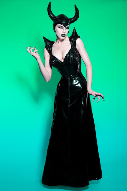 Lolita Kleid lang DK – glänzend schwarzes Lackkleid mit Stachel-Schultern, Vorderansicht