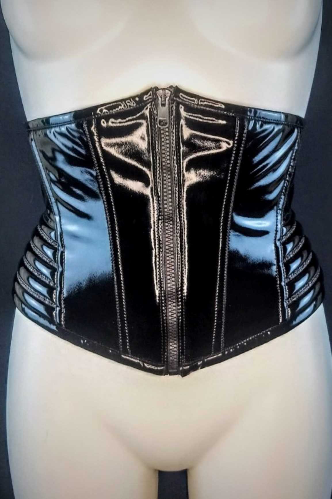 Morsor – glänzender schwarzer Lackvinyls-Korsett mit Schnürungspaneelen und Reissverschluss, Vorne