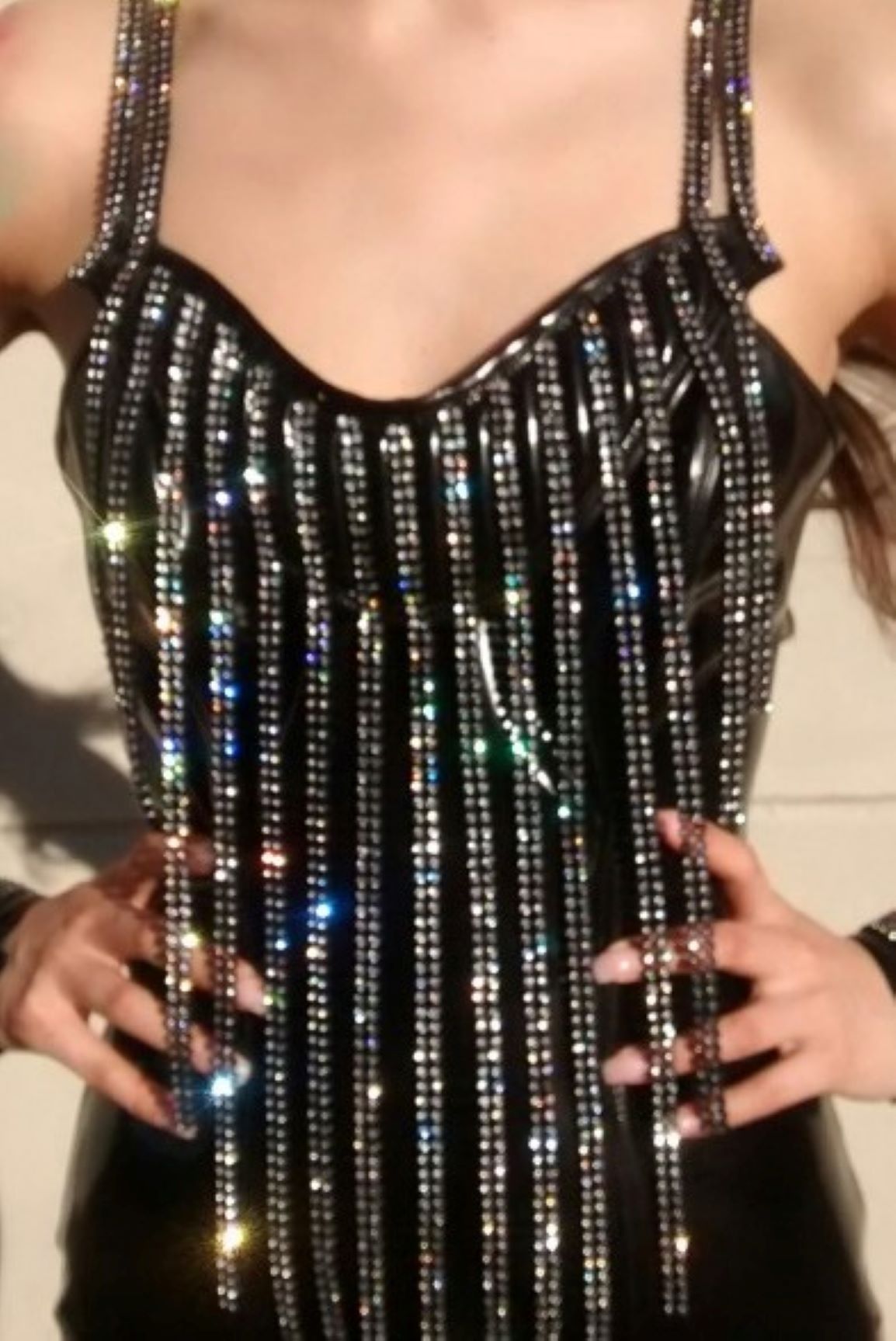 Neptuna – farbige Strass-Fransen-Details mit Mesh-Overlay, Nahaufnahme